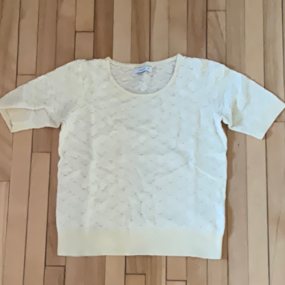 Pale yellow top